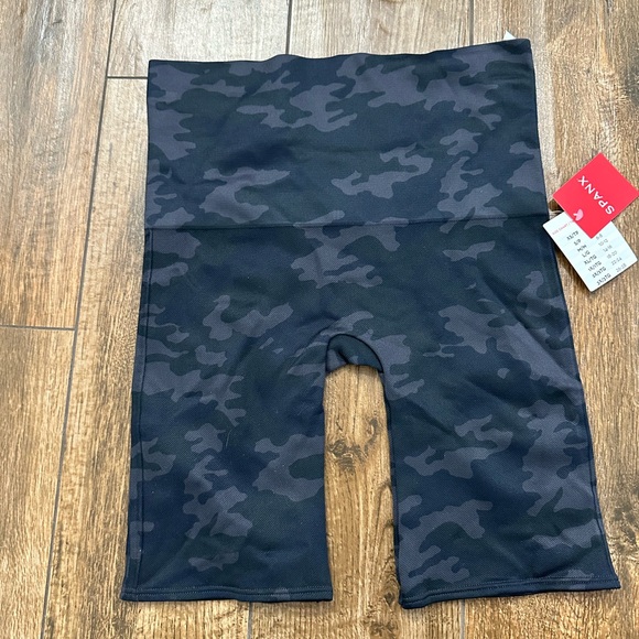 Spanx Look at Me Now Bike Shorts in black Camo Medium, Spanx Biker Shorts - Picture 4 of 10